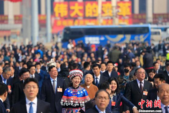 3月8日，十三届全国人大二次会议在北京人民大会堂举行第二次全体会议。图为参会代表步入会场。

中新社记者 杜洋 摄